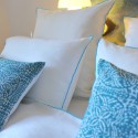 Taie d'oreiller lin lavé blanc bourdon turquoise