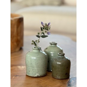 Vase en argile émaillé vert clair