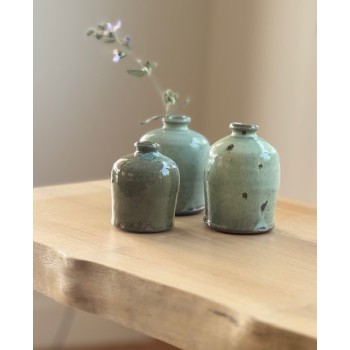 Vase en argile émaillé vert...