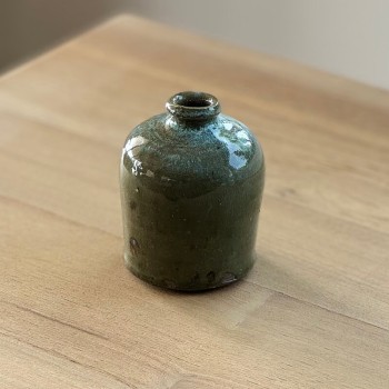 Petit vase en argile émaillé vert olive