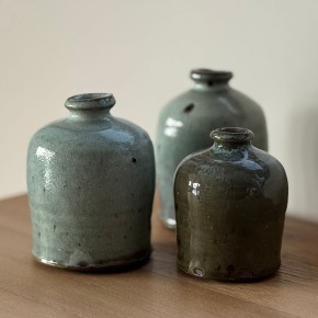 Vase en argile émaillé vert clair