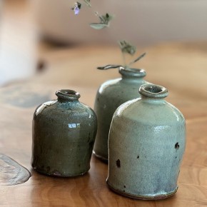Vase en argile émaillé vert clair