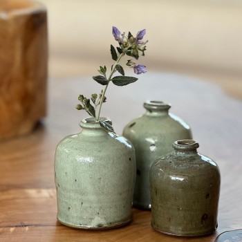 Vase en argile émaillé vert clair