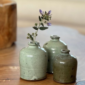 Vase en argile émaillé vert clair