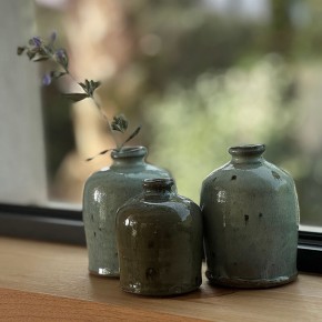 Vase en argile émaillé vert clair