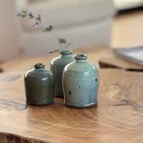 Vase en argile émaillé vert clair
